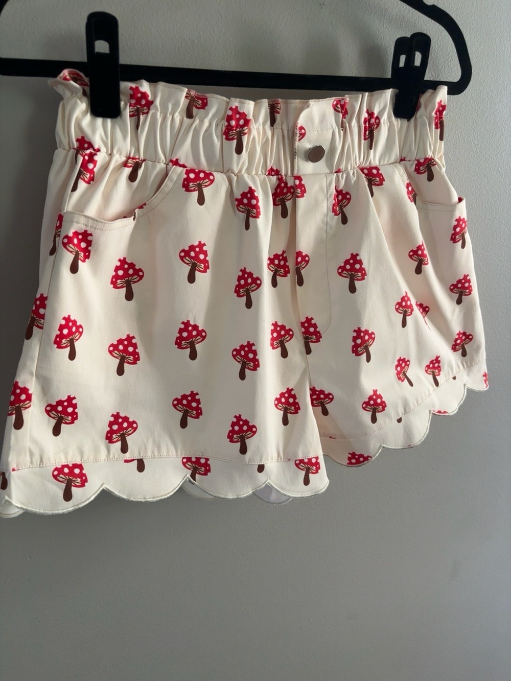 Cream Scalloped Shorts with Red Mushroom Print Elastic Waist Size L Cottagecore
